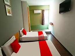 OYO 89465 Golden Lounge