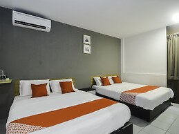 OYO 89465 Golden Lounge