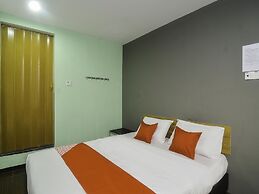 OYO 89465 Golden Lounge