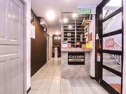 OYO 89465 Golden Lounge
