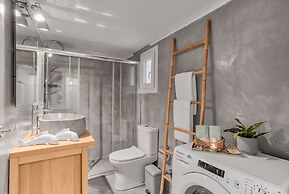 Head for Acropolis a Romantic Hideaway