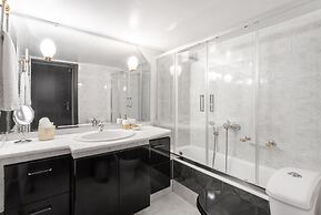 Fresh Detailed Stylish Apt at Acropolis