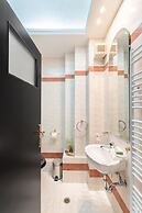 Fresh Detailed Stylish Apt at Acropolis