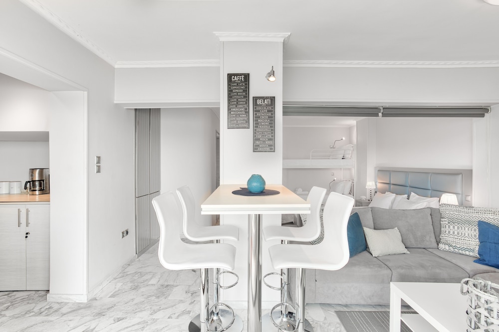 Chic Modern Seaside Oasis -Sunny Piraeus