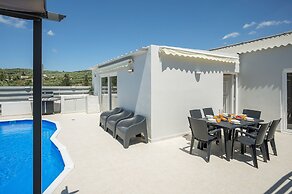 B&M Villa Sirili