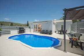 B&M Villa Sirili