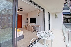 Modern Chic Studio With Panoramic Rooftop Pool, PANORAMIC A 201- By Sa