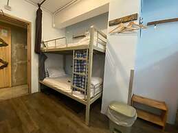 Hop Inn - Hostel