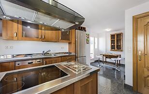 Fabulous Penthouse Prime Location. 3 Bd & Private Terrace & Views to A