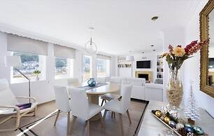 Fabulous Penthouse Prime Location. 3 Bd & Private Terrace & Views to A