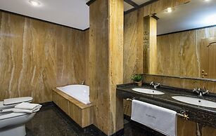 Fabulous Penthouse Prime Location. 3 Bd & Private Terrace & Views to A