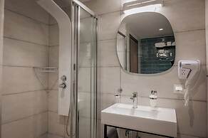 Elizabeth Queen Luxury Rooms
