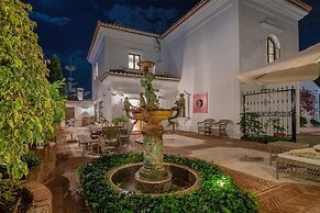 Super Villa Near Beach with Heated Pool