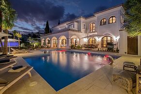 Super Villa Near Beach with Heated Pool