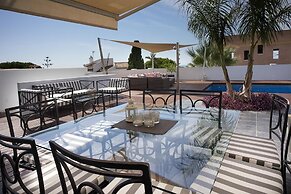 Great Beach Side Villa – Semi Heated Pool