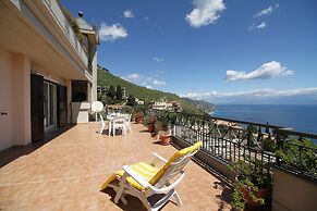 Fontana Vecchia Seaview Apartment 