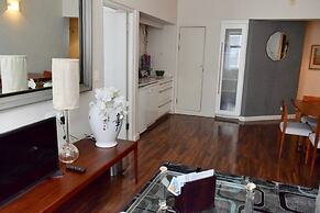Stylish Apartment with Rooftop Pool & City Views