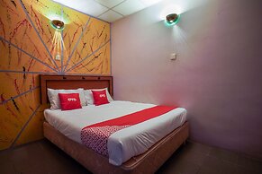 OYO 90929 DJ Hotel