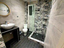 Cosmopolitan Apartments Nilie Suites & Aprts