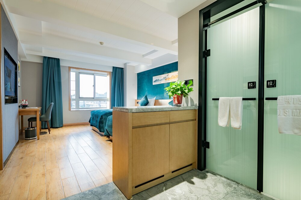 Katie Eastman Hotel