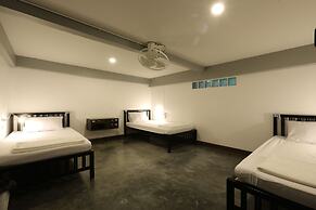 Balcony Party Hostel Beachfront - Adults Only