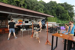 Balcony Party Hostel Beachfront - Adults Only