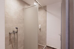Local Hostel & Suites