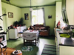 2-bed Apartment Overlooking the River