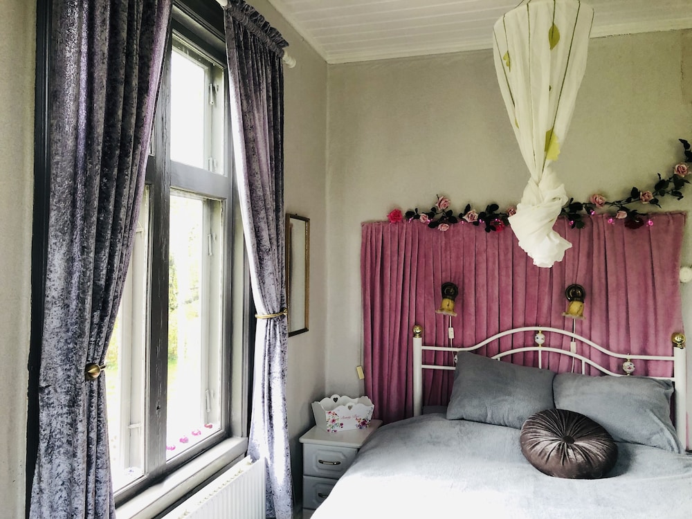 2-bed Apartment Overlooking the River