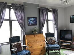 2-bed Apartment Overlooking the River
