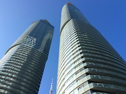 CN Tower Facing, Parking, King Bed
