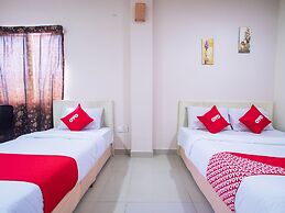 OYO 44010 Royals Star Hotel