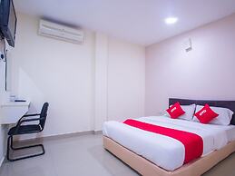 OYO 44010 Royals Star Hotel