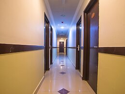 OYO 44010 Royals Star Hotel