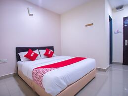 OYO 44010 Royals Star Hotel