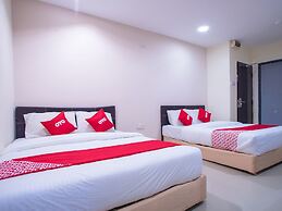 OYO 44010 Royals Star Hotel