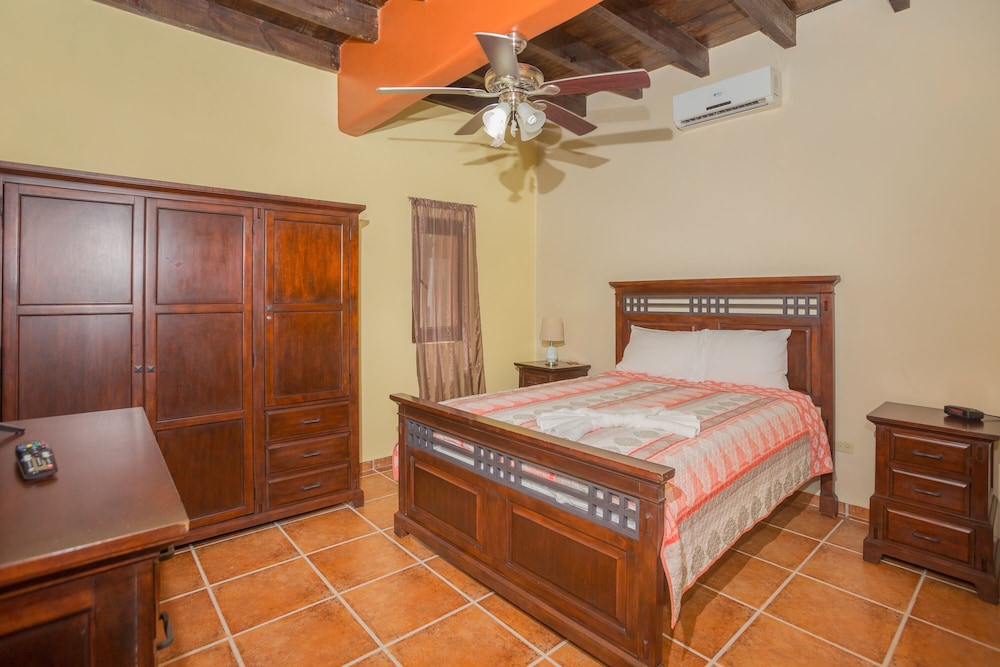 Caribbean Breeze 6b 2 Bedroom Condo by RedAwning