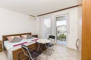 Apartment and Room Ilija
