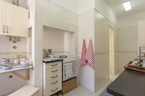 Spacious Alfama Duplex, By TimeCooler