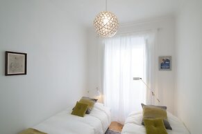 Spacious Bairro Alto Apartment + Courtyard, By TimeCooler