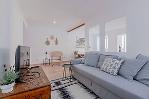 Bright & Spacious W/ Orange Tree Patio Apartment by TimeCooler