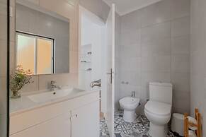 Bright & Spacious W/ Orange Tree Patio Apartment by TimeCooler
