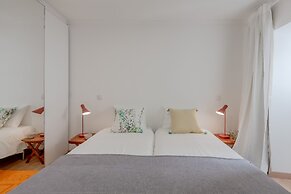 Bright & Spacious W/ Orange Tree Patio Apartment by TimeCooler