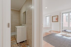 Bright & Spacious W/ Orange Tree Patio Apartment by TimeCooler