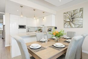 Dolphin Beach H106