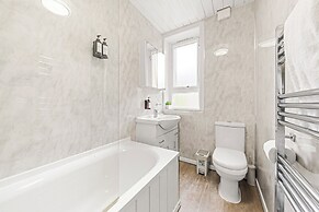 Warm Cosy Family Home With Free Parking