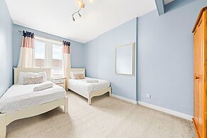 Warm Cosy Family Home With Free Parking