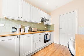 Warm Cosy Family Home With Free Parking