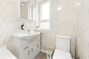 Warm Cosy Family Home With Free Parking