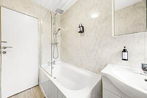 Warm Cosy Family Home With Free Parking